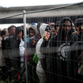 Miles de personas migrantes son desalojadas del campamento en el que se habían instalado a la entrada de París.- REUTERS