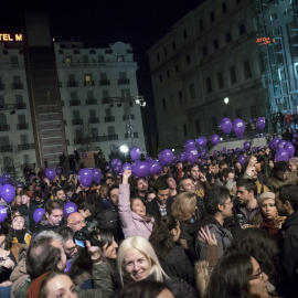 Simpatizantes de Podemos celebran los resultados de los primeros sondeos en la Plaza del Reina Sofía, en Madrid. EFE/Luca Piergiovanni