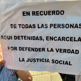 Pegatina elaborada por las asociaciones memorialistas reivindicando la resignificación del edificio de la Puerta del Sol donde tuvo su sede la policía política franquista: La DGS