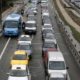 El acceso a la M-30 ha sido cortado a la altura de Ventas y hay retenciones en esta vía de circunvalación hacia Manoteras, donde confluyen la M-30, la carretera de Burgos y la M-11./ J.C.H.