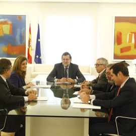 Los líderes de los sindicatos y de la patronal, junto al presidente del Gobierno Mariano Rajoy y la ministra de Empleo, Fátima Báñez. EP