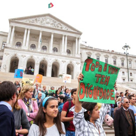 Varios ciudadanos se manifiestan en contra de la eutanasia ante el Parlamento portugués. EFE/ Tiago Petinga