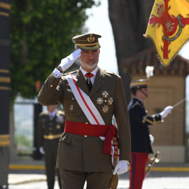  El Rey Felipe VI durante la entrega de los Reales Despachos de empleo y nombramientos a los nuevos oficiales del Ejército de Tierra y de la Guardia Civil. Ramón Comet / Europa Press