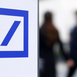 Dos peatones pasan cerca de un logo de Deutsche Bank, junto a la sede del banco en Fráncfort. REUTERS/Ralph Orlowski