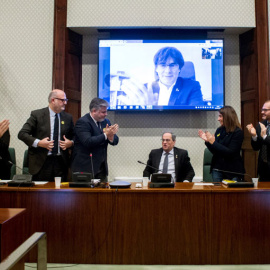 El presidente de la Generalitat de Cataluña, Quim Torra (c), preside la reunión del grupo parlamentario de Junts per Catalunya para analizar la decisión de la Junta Electoral Central (JEC) sobre su inhabilitación. (QUIQUE GARCÍA | EFE)