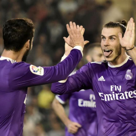 Los jugadores del Real Madrid, Isco (i) y el galés Gareth Bale, celebran el cuarto gol del equipo madridista, durante el encuentro correspondiente a la octava jornada de primera división, que disputan esta noche frente al Betis en el estadi