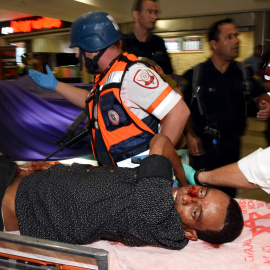 Mila Binsamo, eritreo confundido con un atacante palestino, a su llegada al hospital en estado crítico tras recibir disparos y golpes en la estación de Beersheva, Israel, donde un palestino abrió fuego matando a un soldado e hiriendo a otra