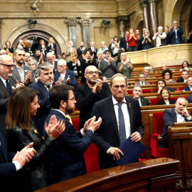 Torra recibe el aplauso de los diputados independentistas en el Parlament de Catalunya. (QUIQUE GARCÍA | EFE)