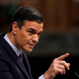 El candidato a la Presidencia del Gobierno, Pedro Sánchez, responde al presidente del PP, Pablo Casado, tras su intervención en el Congreso de los Diputados en la primera jornada de la sesión de investidura de Pedro Sánchez como presidente 