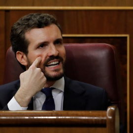 El presidente del PP, Pablo Casado, interpela desde su escaño al candidato a la Presidencia del Gobierno, Pedro Sánchez, hoy sábado en el Congreso de los Diputados durante la primera jornada de la sesión de investidura. EFE/Juan Carlos Hida