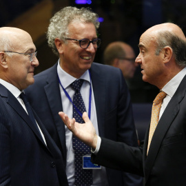 El ministro de Economía en funciones, Luis de Guindos, con el titular de Finanzas francés, Michel Sapin, y su homólogo luxemburgués, Pierre Gramegna, antes del comienzo de la últiima reunión del Ecofin en Luxemburgo. EFE/Julien Warnand