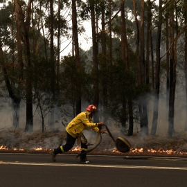 Un bombero trata de extinguir el fuego en una localidad de Nueva Gales del Sur. REUTERS