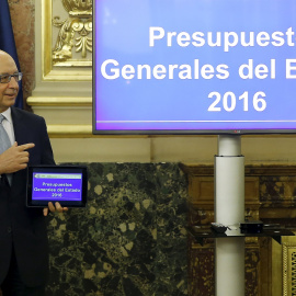 El ministro de Hacienda, Cristóbal Montoro, en la entrega en el Congreso de los Diputados del proyecto de Presupuestos del Estado para 2016. REUTERS
