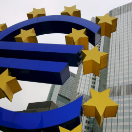 El logo del euro delante de la sede del Banco Central Europeo en Fráncfort. EFE