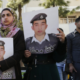 Manifestación en Amán de este mismo martes por la liberación de Muaz Kasasbeh. - REUTERS