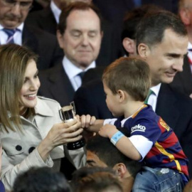La reina Letizia y el rey Felipe VI en la final de la Copa del Rey de 2016 en el Vicente Calderón. / EFE