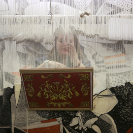 Marta Soria, una de las empleadas de la Real Fábrica de Tapices, teje en un telar de varios siglos de antigüedad. REUTERS / Susana Vera