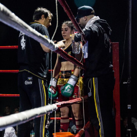 Marta Braña recibe instrucciones durante un combate en EEUU.