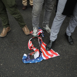Manifestantes iranís pisan una bandera estadounidense en Teherán. EUROPA PRESS