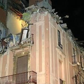 Estado en el que quedó el edificio de la Rambla Nueva de Tarragona por una explosión de gas en noviembre de 2005. EFE