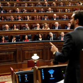 El presidente del PP, Pablo Casado (d), interviene desde su escaño, durante la segunda jornada del debate de la investidura de Pedro Sánchez como presidente del Gobierno este domingo en el Congreso de los Diputados. EFE/Juan Carlos Hidalgo