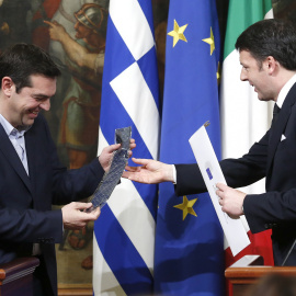 Intercambio de regalos entre Tsipras y Renzi. El italiano obsequió a su homólogo con una corbata, mientras el griego dio a su colega un CD de música tradicional de la región de Salento. - REUTERS