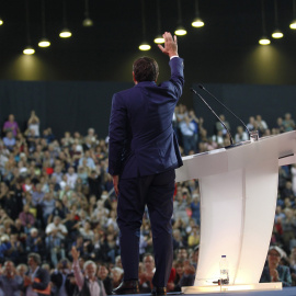 El primer ministro griego, Alexis Tsipras, saluda a sus simpatizantes durante el segundo congreso del Partido Syriza en Atenas (Grecia) hoy, 13 de octubre de 2016. Tsipras inaugura esta tarde el segundo congreso de Syriza, que durante los p