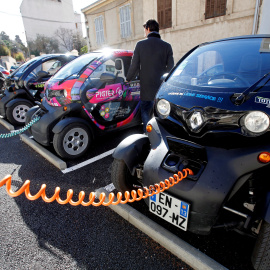 Carga de vehículos eléctricos en Marsella, Francia. REUTERS/Jean-Paul Pelissie