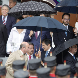 El presidente de la Comisión Gestora del PSOE y presidente del Principado deAsturias, Javier Fernández, conversa con el ministro en funciones de Economía, Luis de Guindos, en presentcia del presidente de Cantabria, Miguel Ángel Revilla, mom