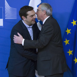El presidente de la Comisión Europea, Jean-Claude Juncker, saluda al primer ministro griego, Alexis Tsipras, a su llegada a Bruselas para reunirse con los representantes de las instituciones comunitarias. REUTERS/Yves Herman