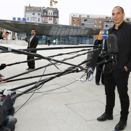 El flamante ministro griego de Finanzas, Yanis Varoufakis, realiza unas declaraciones a los periodistas tras su reunión en la sede del Banco Central Euopeo (BCE), en Fráncfort. REUTERS/Kai Pfaffenbach