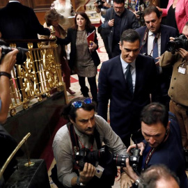 El presidente del Gobierno en funciones, Pedro Sánchez, abandona el hemiciclo al final de la segunda jornada del debate de su investidura