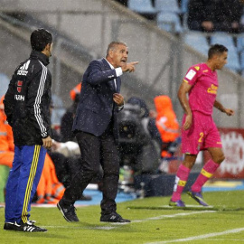 Paco Herrera, durante el último partido de Las Palmas. EFE/VÍCTOR LERENA
