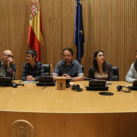 El líder de la formación morada Pablo Iglesias (c), durante reunion del Grupo parlamentario de Podemos este mediodía en el Congreso de los Diputados. EFE/J.J.Guillen