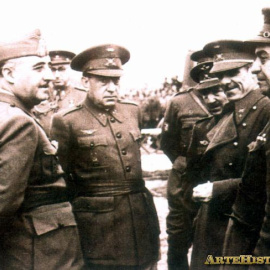 El general Cabanillas, segundo por la derecha, junto al Fraco y otros generales en un foto sin fecha.