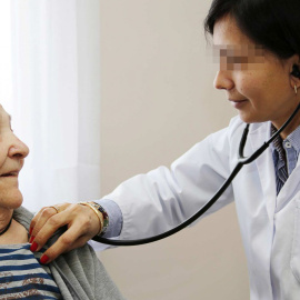 Una enfermera de Clece atiende a una mujer mayor.-CLECE