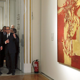 El rey Juan Carlos escucha las explicaciones del pintor, escultor y grabador Rafael Canogar, durante la inauguración de la exposición 'Arte Contemporáneo en Palacio: Pintura y Escultura en las Colecciones Reales'. EFE/J. J. Guillén