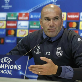 El entrenador del Real Madrid, Zinedine Zidane, durante la rueda de prensa ofrecida junto al defensa Raphael Varane. /EFE