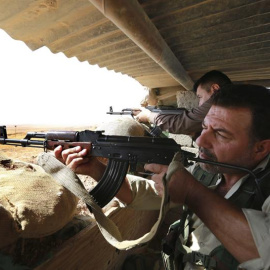 Combatientes kurdos luchan cerca de Erbil contra el Estado Islámico, que pretende aislar a los habitantes de Mosul. / AHMED JALIL (EFE)