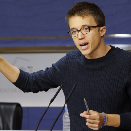 El portavoz parlamentario de Podemos, Iñigo Errejón, en declaraciones a los medios de comunicación en el Congreso. EFE/Mariscal