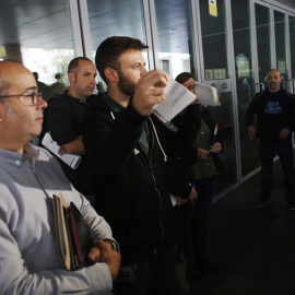 El alcalde accidenteal de Badalona, Oriol Lladó, rompe la resolución de un juzgado barcelonés contra su voluntad de abrir las dependencias municipales en el Día de la Hispanidad / EFE