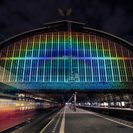 Arco iris luminoso basado en técnicas de astronomía que se proyecta todos los días sobre la estación central de Amsterdam con motivo del Año Internacional de la Luz. / STUDIO ROOSEGAARDE