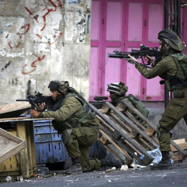 Soldados israelíes se preparan para disparar en la ciudad cisjordana de Hebrón. - EFE