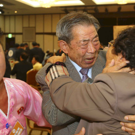 Un encuentro de familiares separados de ambos países llevado a cabo en el complejo turístico del monte norcoreano Kumgang.- REUTERS.