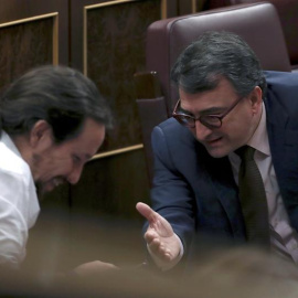 El líder de Podemos, Pablo Iglesias, conversa con el portavoz del PNV, Aitor Esteban, esta tarde en el Congreso de los Diputados - EFE