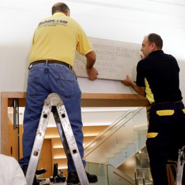 Retiran la placa y el cuadro conmemorativo de la expresidenta de Les Corts Valencianes Milagrosa Martínez, que ha entrado en prisión por el caso Gürtel. / EFE