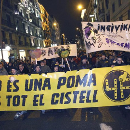 Miles de personas han desafiado esta tarde al frío y a la lluvia y se han manifestado por el centro de Barcelona para denunciar lo que consideran un "montaje judicial, político y policial" del caso 4F, del que hoy se cumplen nueve años, rec