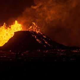 Vista de la erupción de una de las fisuras del volcán Kilauea, en Leilani Estates, Hawái, Estados Unidos/EFE