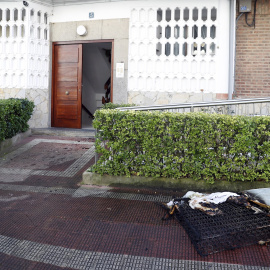 07/01/2020.- Un colchón quemado ante el bajo de la vivienda donde ha fallecido una persona, causando también dos heridos por el incendio en el inmueble en el municipio de Gorliz. EFE/ Luis Tejido