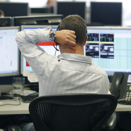 Un operador de una sociedad de broker en Bélgica. REUTERS